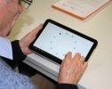 Multi-Directional Tapping Task wird von einem älteren Teilnehmer auf einem Android Tablet durchgeführt